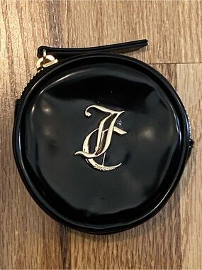 Juicy Coutrue   Black Round Patent Coin Purse with Gold Monogram Accent